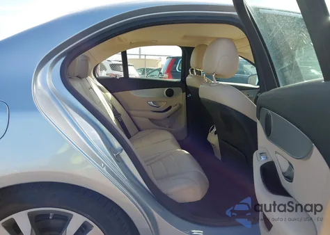 2018 Mercedes-Benz C 300 z USA, uszkodzony, nr VIN 55SWF4JB1JU234570